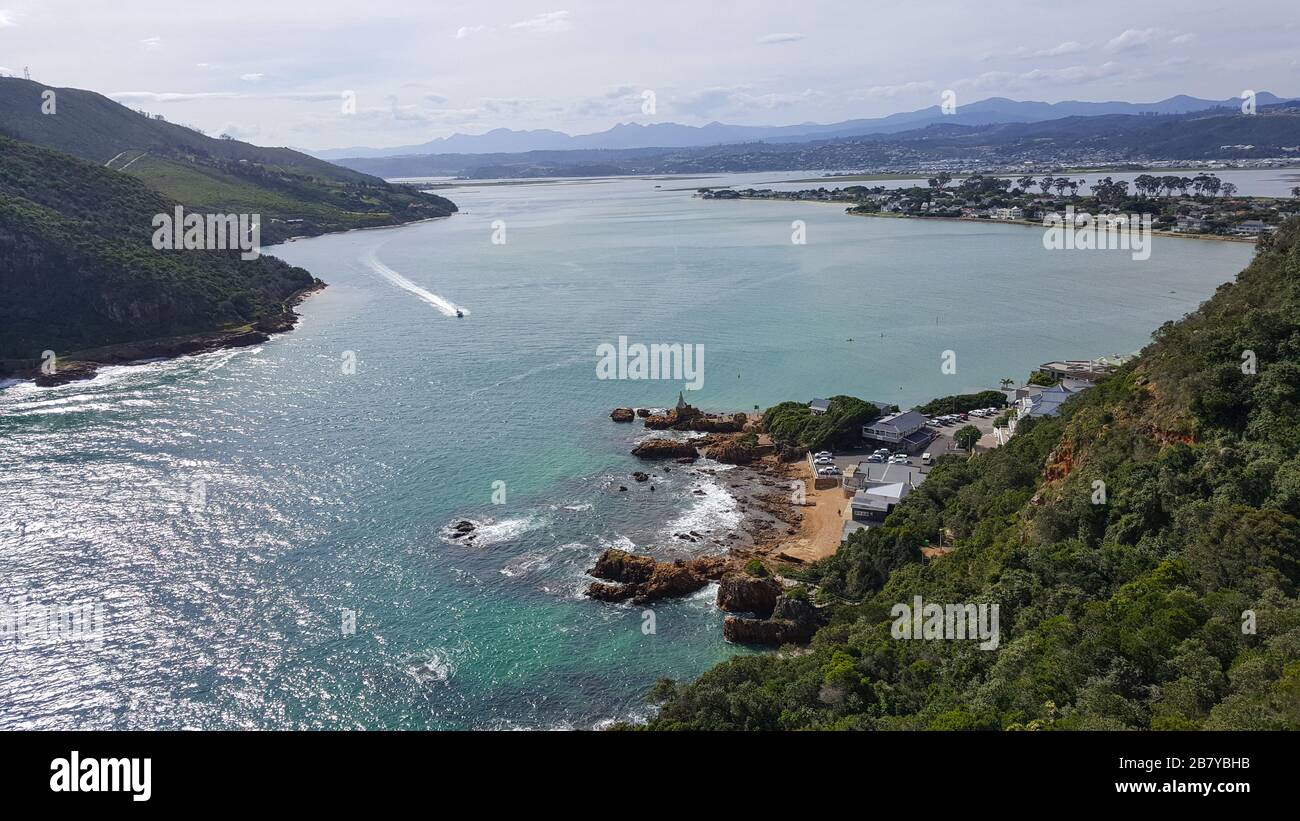 Uno specchio d'acqua con una montagna sullo sfondo immagini e fotografie stock  ad alta risoluzione - Alamy