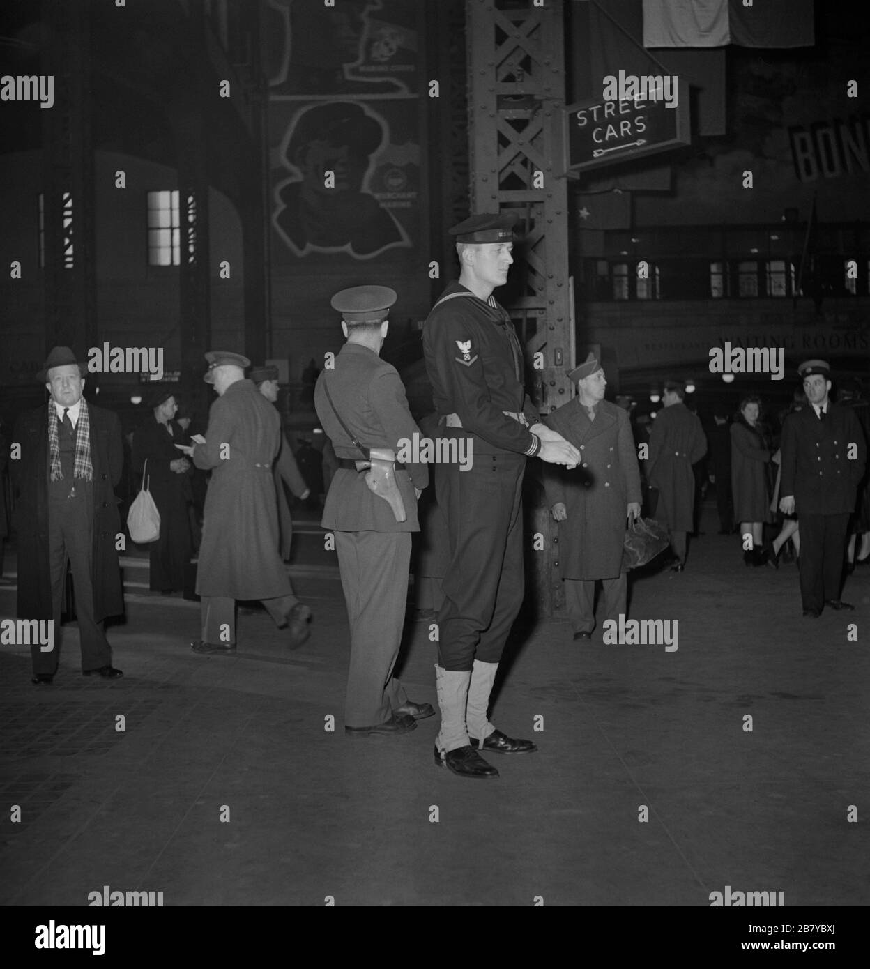Shore Patrol e polizia militare, Union Station, Chicago, Illinois, USA, Jack Delano per l'Ufficio di informazioni sulla Guerra degli Stati Uniti, gennaio 1943 Foto Stock