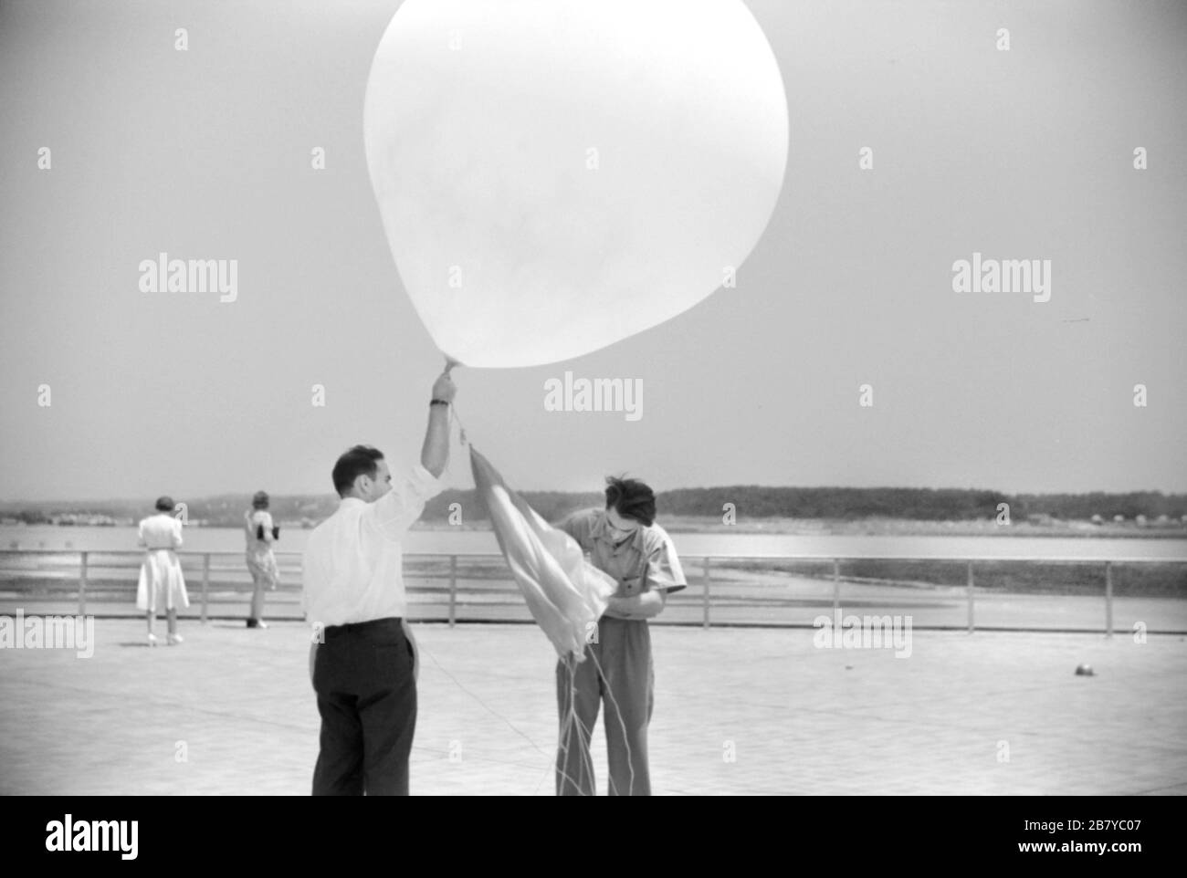 Due uomini che si preparano a inviare in palloncino Meteo al Weather Bureau all'aeroporto, Washington, D.C., Stati Uniti, Jack Delano per l'Ufficio di informazioni di Guerra degli Stati Uniti, Luglio 1941 Foto Stock
