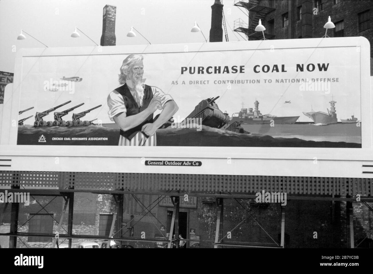 Billboard, 'Purchase Coal Now as a Direct Contribution to National Defense', Chicago, Illinois, USA, John Vachon for U.S. Farm Security Administration, luglio 1941 Foto Stock