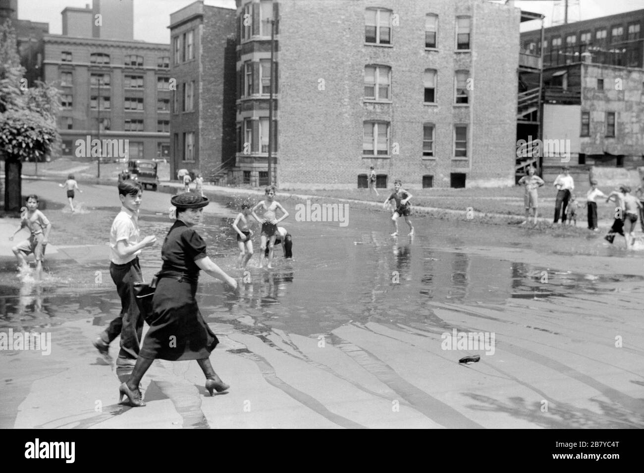 Street Scene, Bambini che si raffreddano in acqua da Fire Hydrant, Chicago, Illinois, USA, John Vachon per Farm Security Administration, luglio 1941 Foto Stock