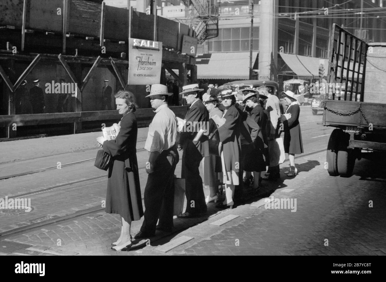 Gruppo di persone in attesa di Street Car, Chicago, Illinois, USA, John Vachon per la US Farm Security Administration, luglio 1940 Foto Stock