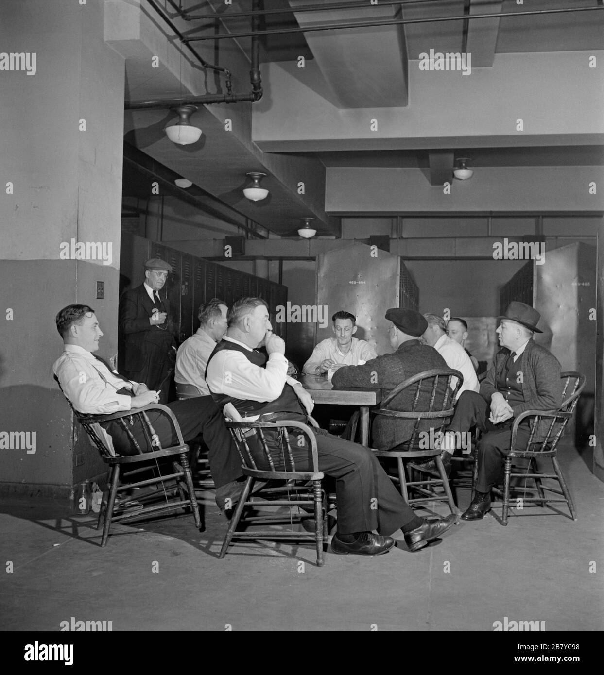 Brakemen relax in Locker Room, Union Station, Chicago, Illinois, USA, Jack Delano, U.S. Office of War Information, gennaio 1943 Foto Stock