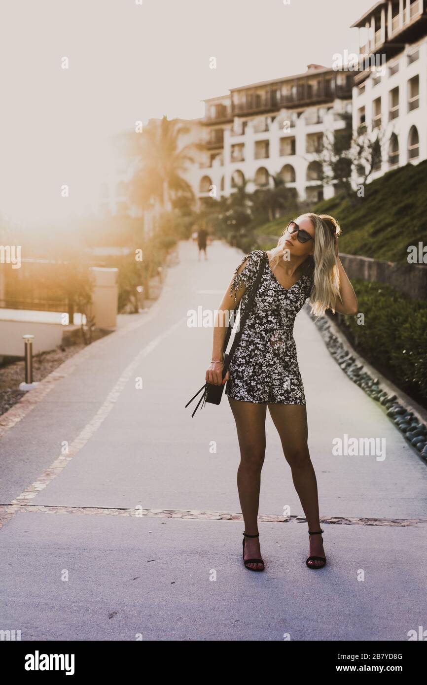 Giovane donna alla moda che tocca i capelli in Messico Foto Stock