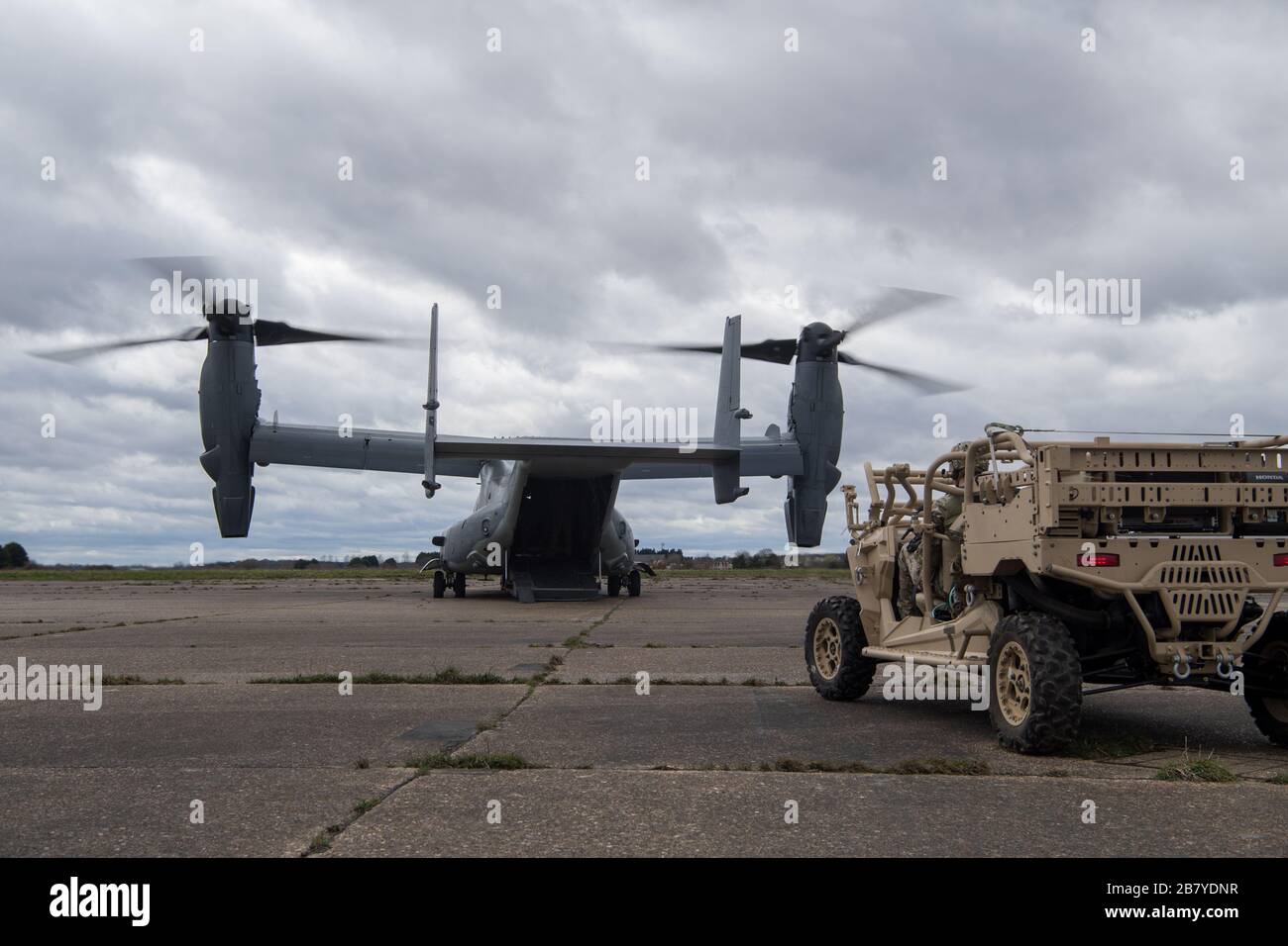 Air Force Special Tactics sistemi di trasmissione a radiofrequenza tecnici del 24° Special Operations Wing caricano un MRZR su un CV-22B Osprey del 7° Special Operations Squadron durante l'esercizio Valiant Liberty al RAF Sculthorpe Training Range, Regno Unito, 10 marzo 2020. La tattica speciale è la forza tattica di integrazione aerea e di terra del comando delle operazioni speciali degli Stati Uniti e l'unica forza di terra delle operazioni speciali dell'Air Force, che consente l'accesso globale, lo sciopero di precisione, il recupero del personale e le operazioni di chirurgia sul campo di battaglia sul campo di battaglia. Valuant Liberty è un'agile attività di lotta contro l'occupazione Foto Stock