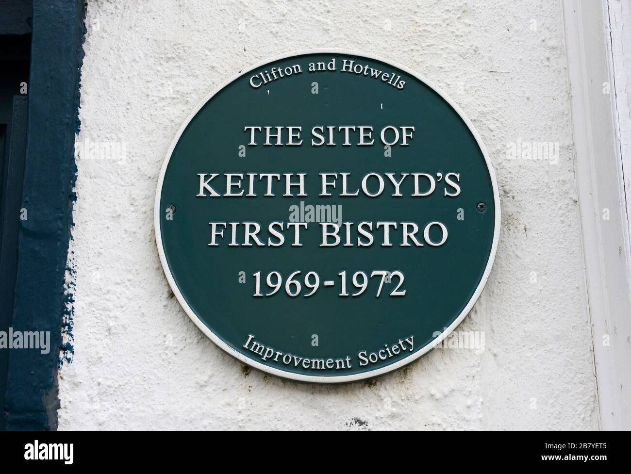 Una targa fornita dalla Clifton and Hotwells Improvement Society segna la sede del primo bistro dello chef Keith Floyd, a Clifton, Bristol, Regno Unito Foto Stock