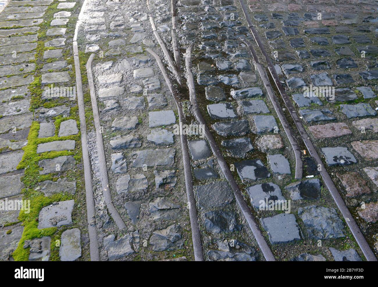 Vecchie rotaie sul canale towpath nel centro di Birmingham, Regno Unito Foto Stock