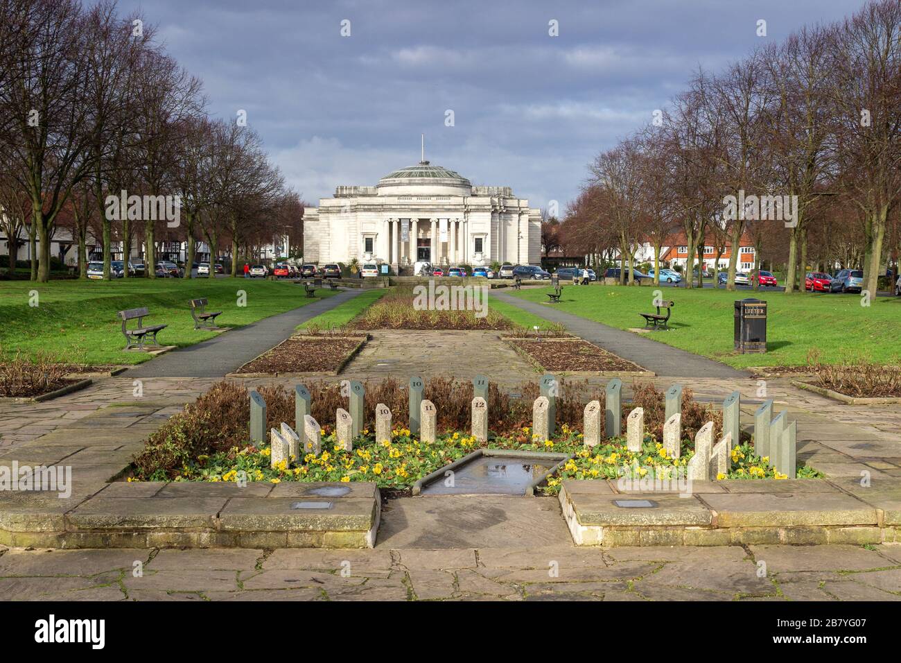 Meridiana Analemmatica, creata nel 2012, di fronte alla Lady Lever Art Gallery, Port Sunlight, Wirral Foto Stock