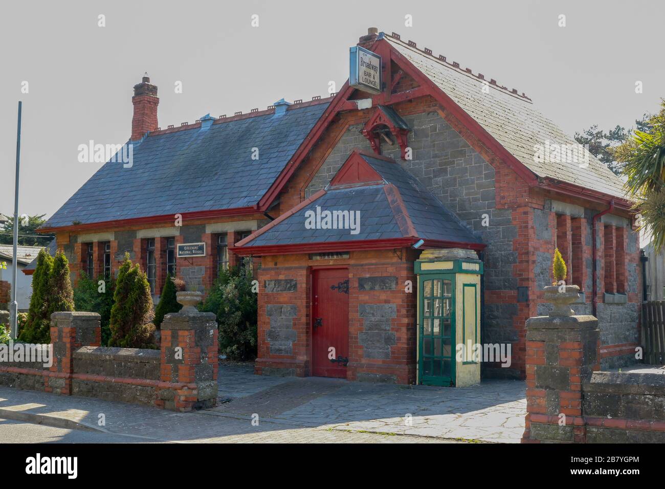 L'ex Greenore National School, la scuola vittoriana nella contea di Greenore Louth Irlanda è ora un locale bar commerciale che ospita il Broadway Bar Foto Stock