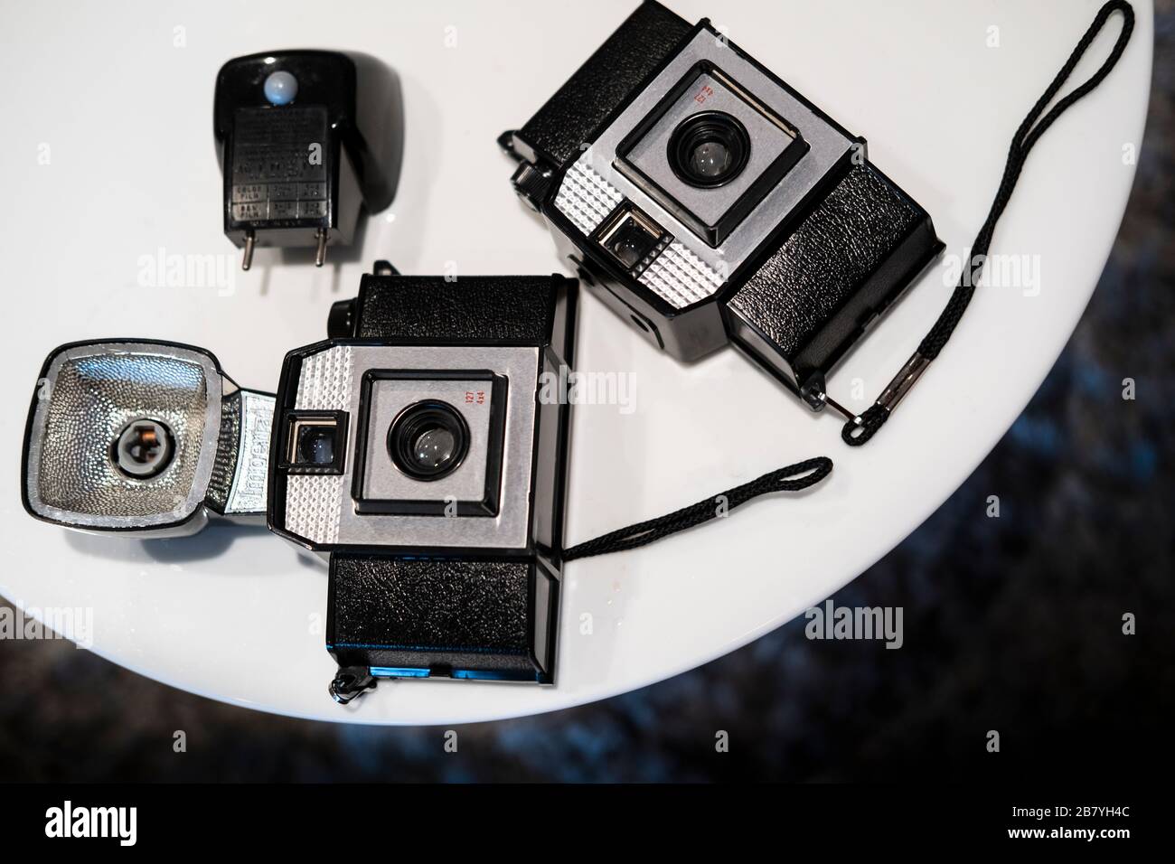 Macchine fotografiche antiche sul tavolo Foto Stock