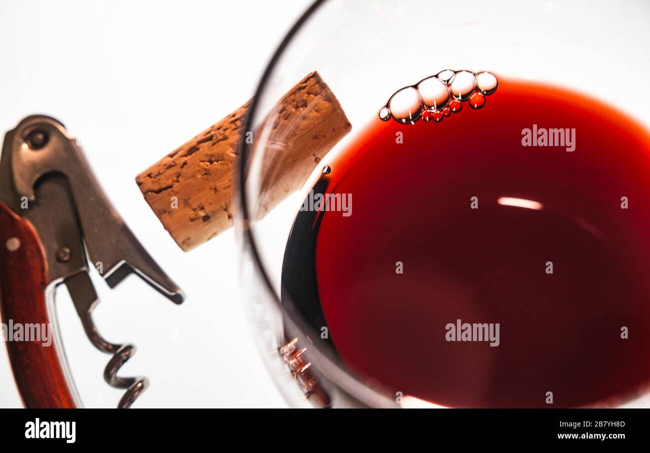 Bicchiere di vino rosso con cavatappi e sughero Foto Stock