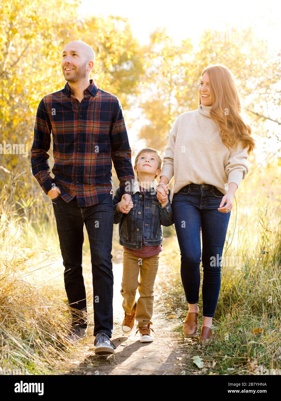 Famiglia a piedi sulla foresta percorso Foto Stock