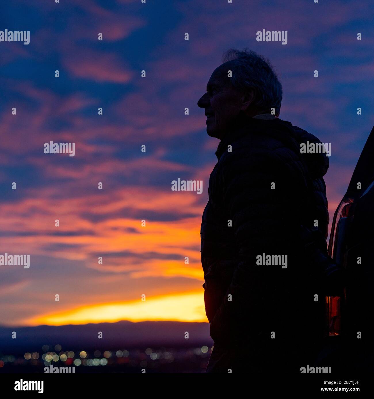 Silhouette dell'uomo anziano al tramonto Foto Stock
