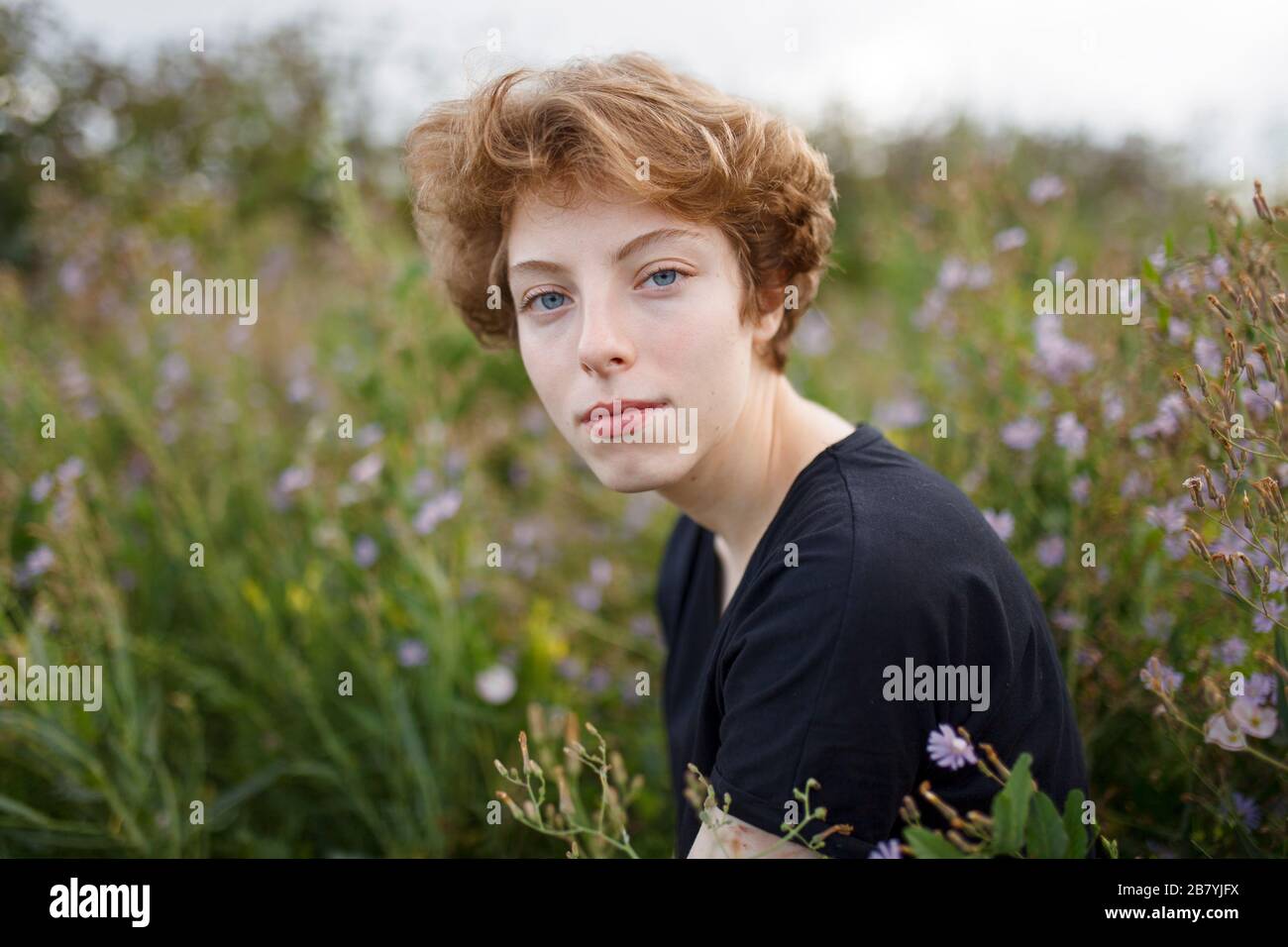 Giovane donna in Prato Foto Stock