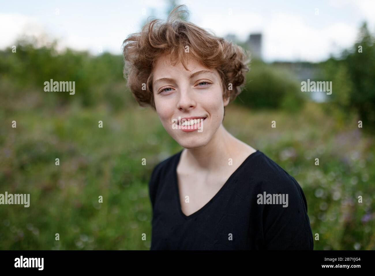 Ritratto di sorridente giovane donna Foto Stock