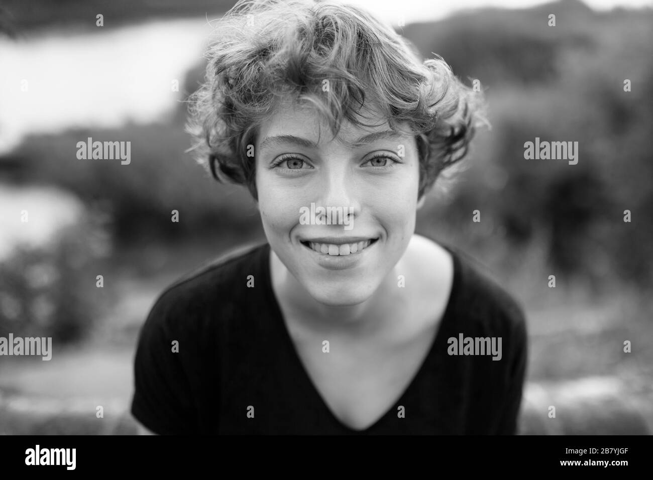 Ritratto di sorridente giovane donna Foto Stock
