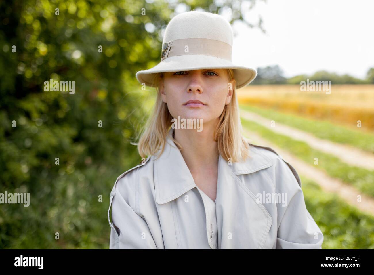 Giovane donna con Fedora Foto Stock