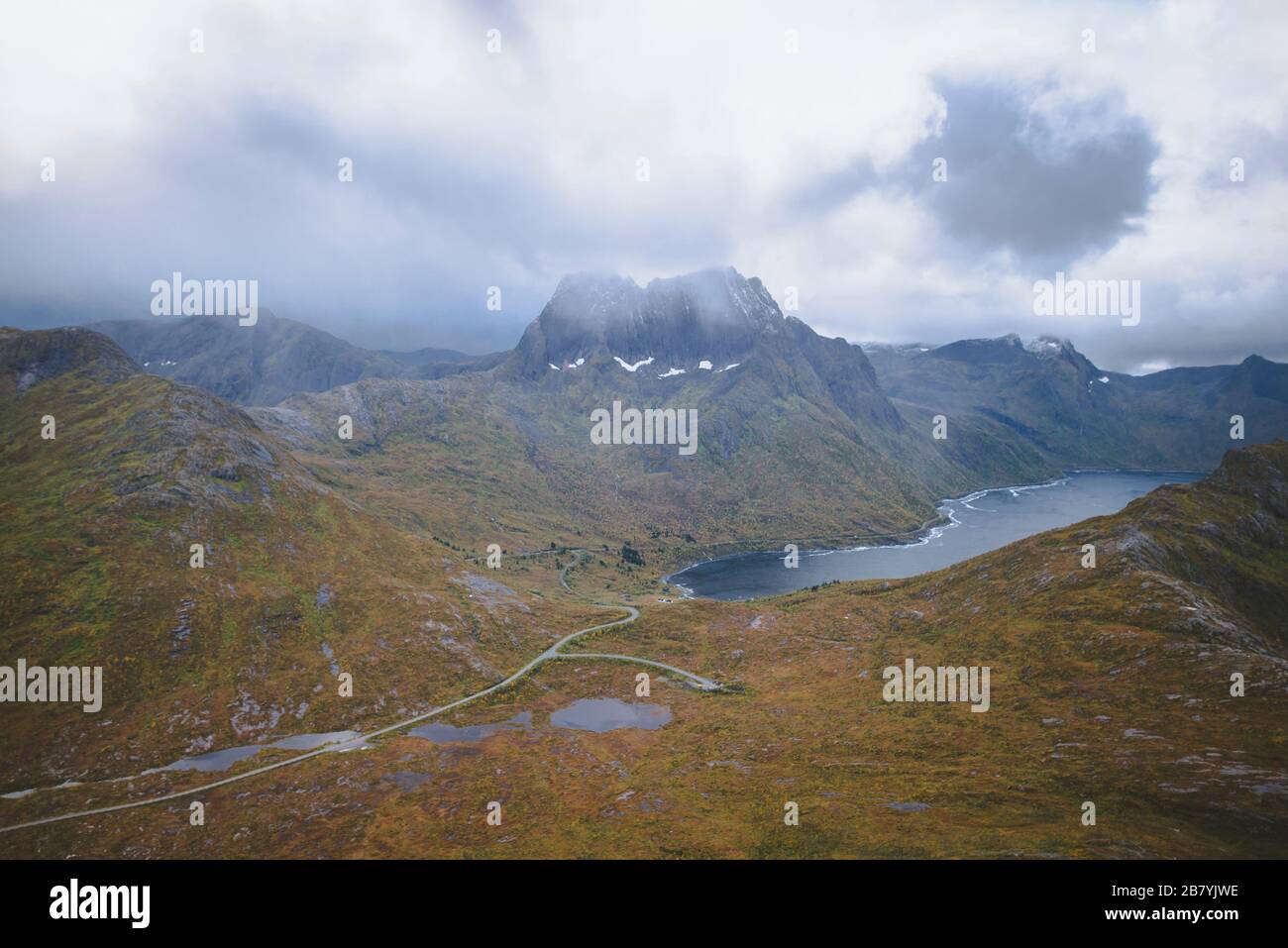 Nuvole sopra le montagne a Senja, Norvegia Foto Stock