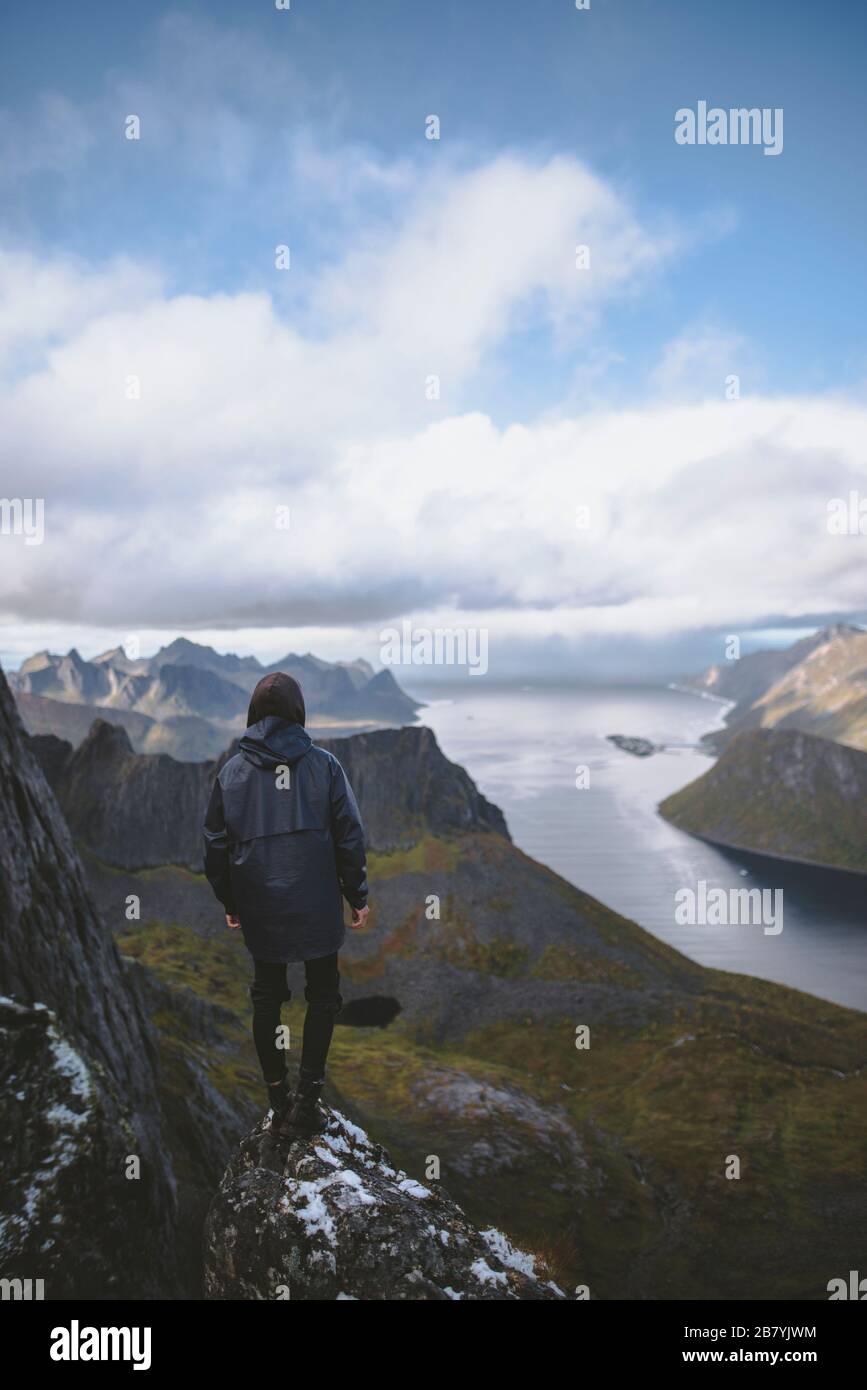 Giovane uomo escursioni in montagna in Norvegia Foto Stock