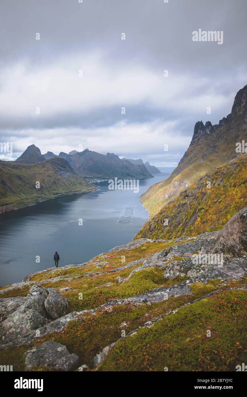 Giovane uomo escursioni in montagna in Norvegia Foto Stock