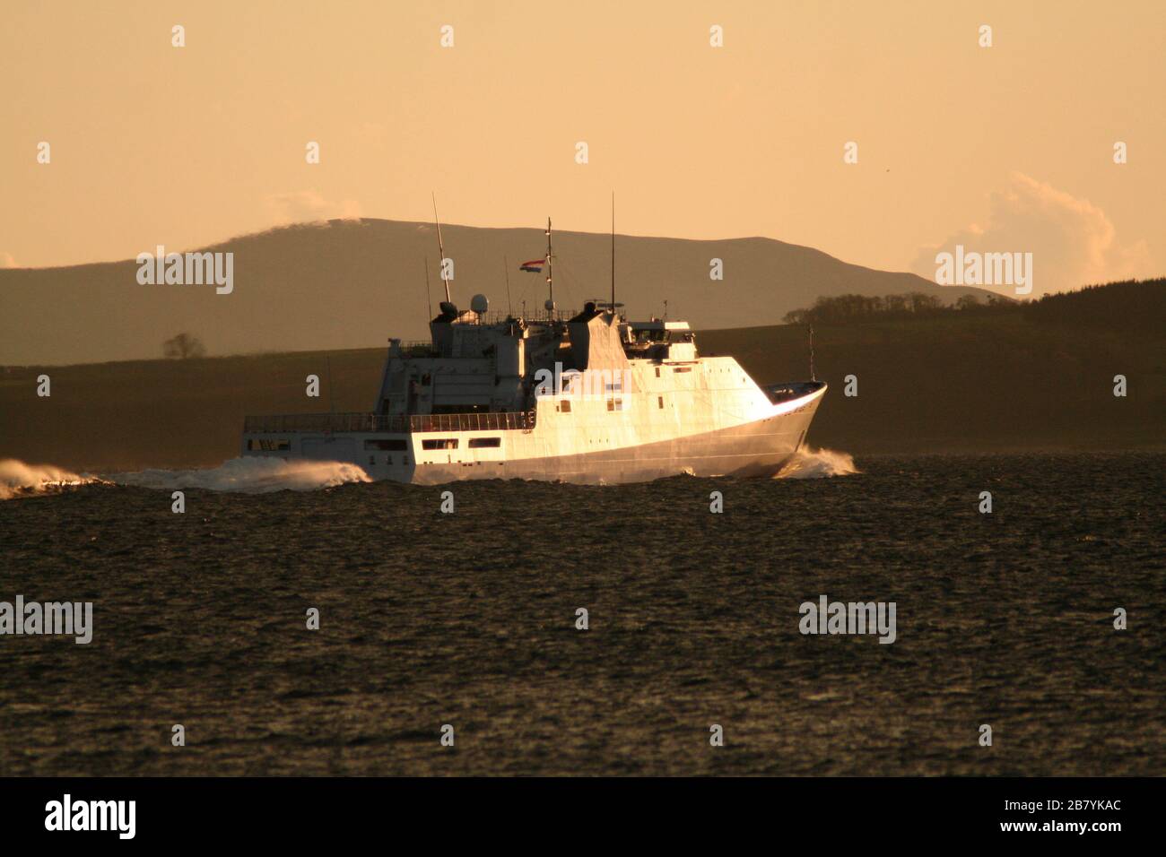 HNLMS Friesland (P842), una nave di pattuglia offshore di classe olandese gestita dalla Marina olandese, al largo di Largs durante l'esercizio Joint Warrior 12-1. Foto Stock