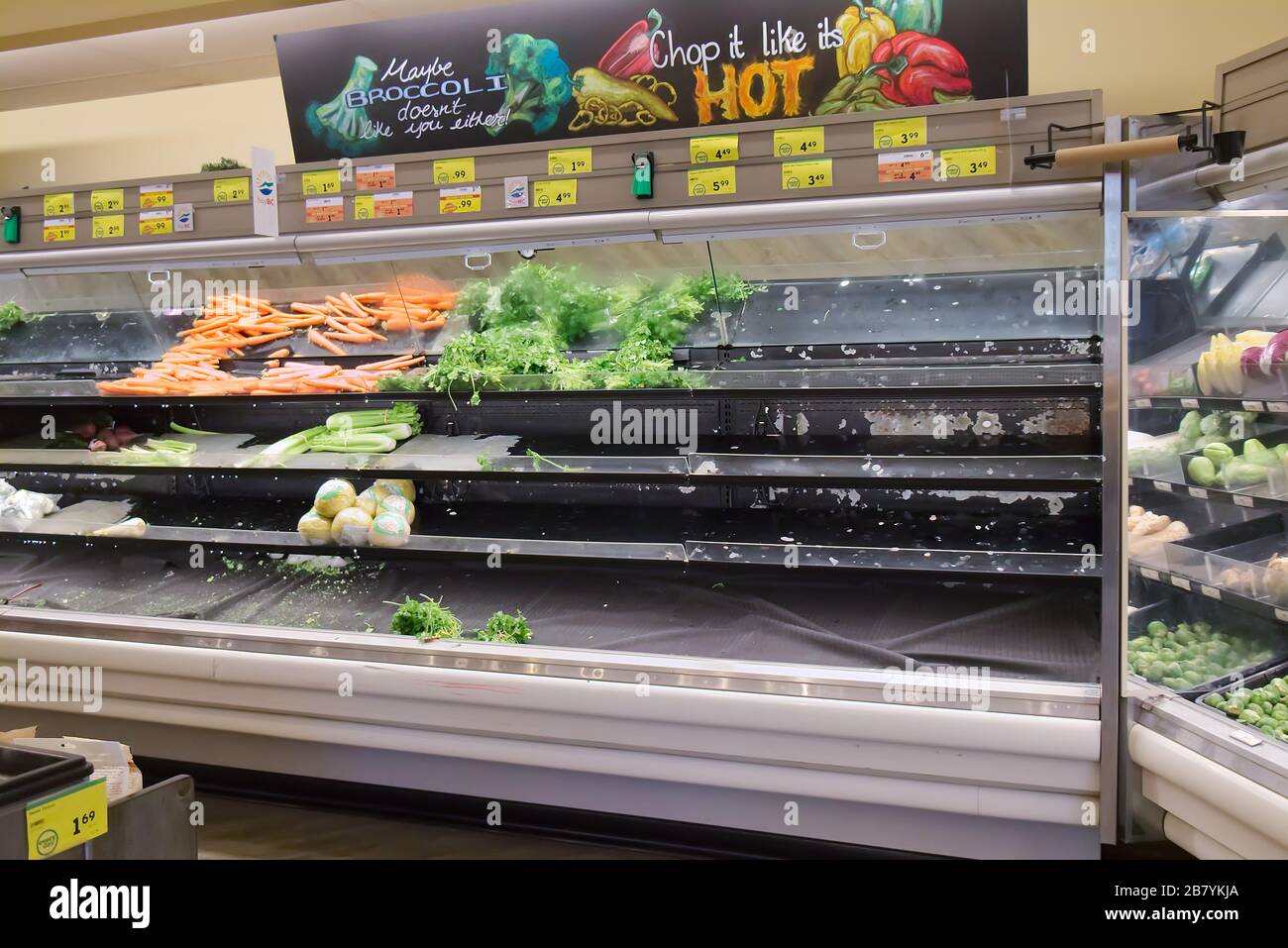 Vancouver, Canada - Marzo 18,2020: Gli scaffali vuoti del negozio Safeway mostrano la mancanza di cibo come Coronavirus (COVID-19) teme la gente di comprare più rifornimenti Foto Stock