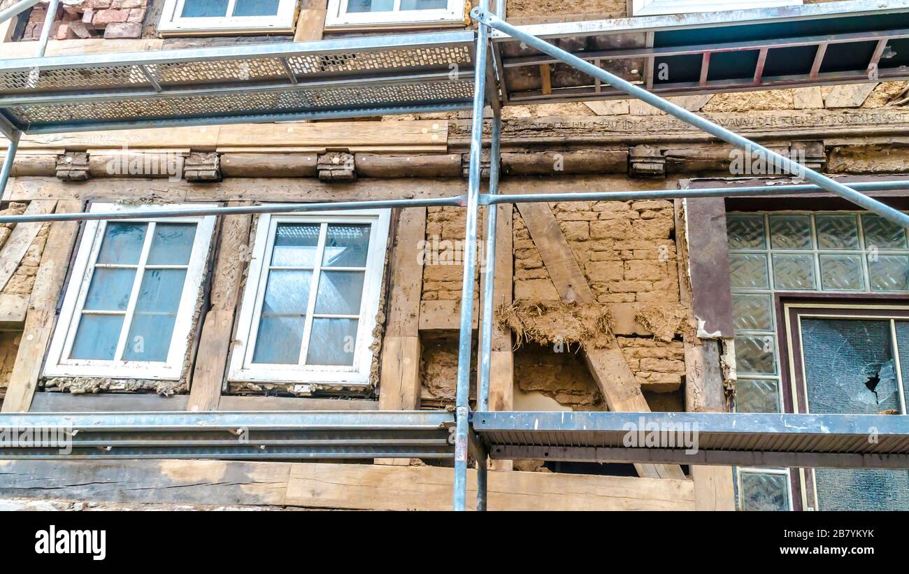Impalcatura su una vecchia casa dilapidata a graticcio Foto Stock