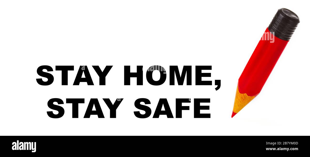 Stay Home Stay Safe - testo con matita rossa su sfondo bianco Foto Stock