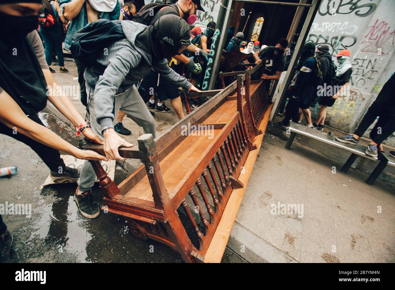 SANTIAGO, CILE-8 NOVEMBRE 2019 - i manifestanti sacchettano la chiesa "Parroquia de la Asuncion" per fare barricate durante le proteste contro il governo Foto Stock