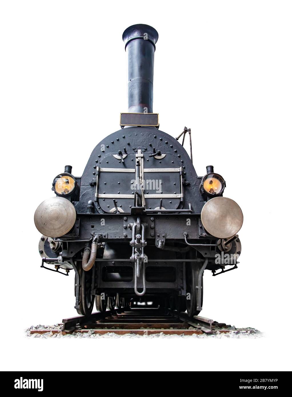Una storica locomotiva a vapore sui binari, vista frontale, isolata su sfondo bianco. Foto Stock
