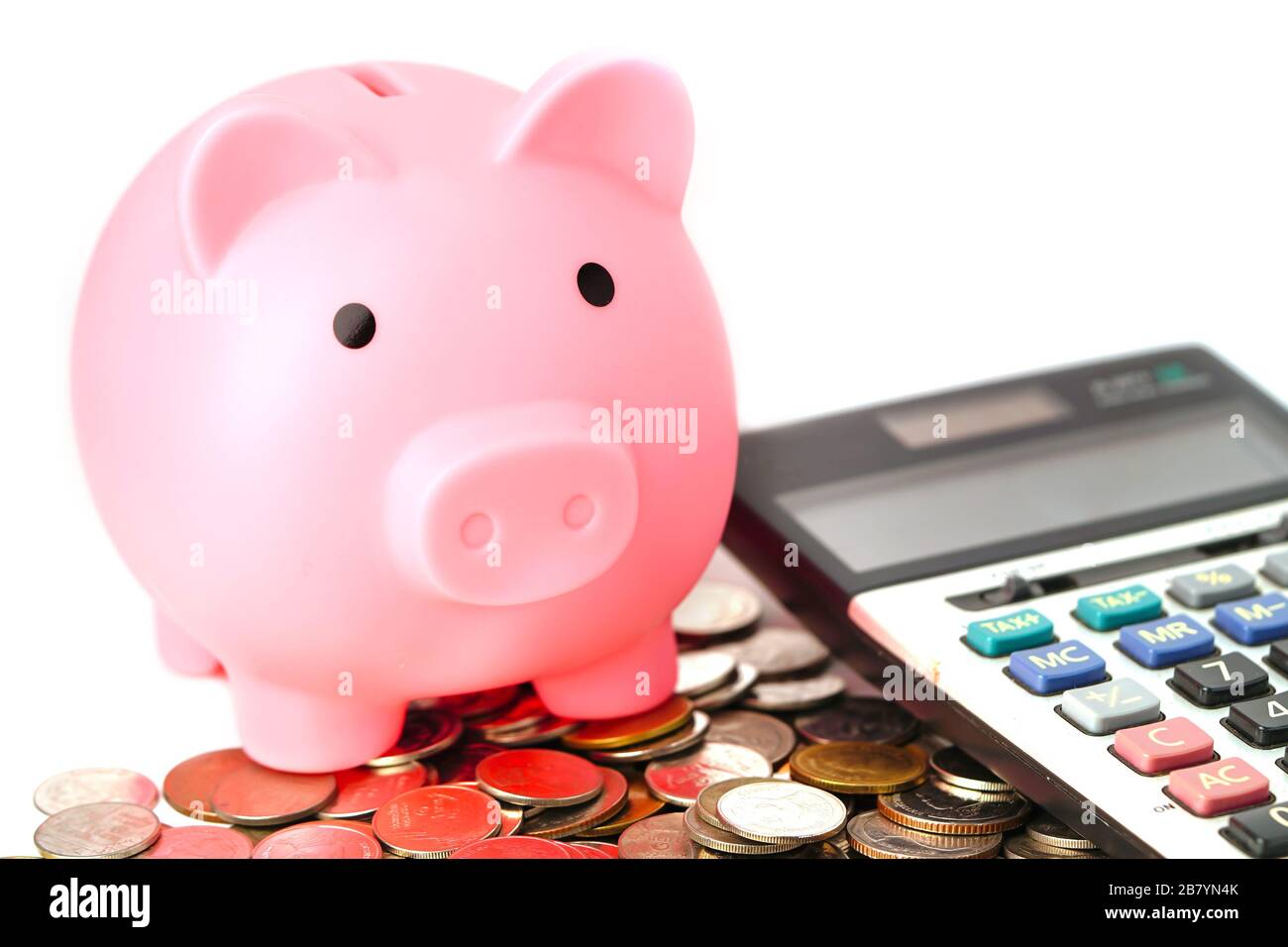 Risparmio di denaro, Piggy banca su moneta e calcolatrice: Concetto di finanza. Foto Stock