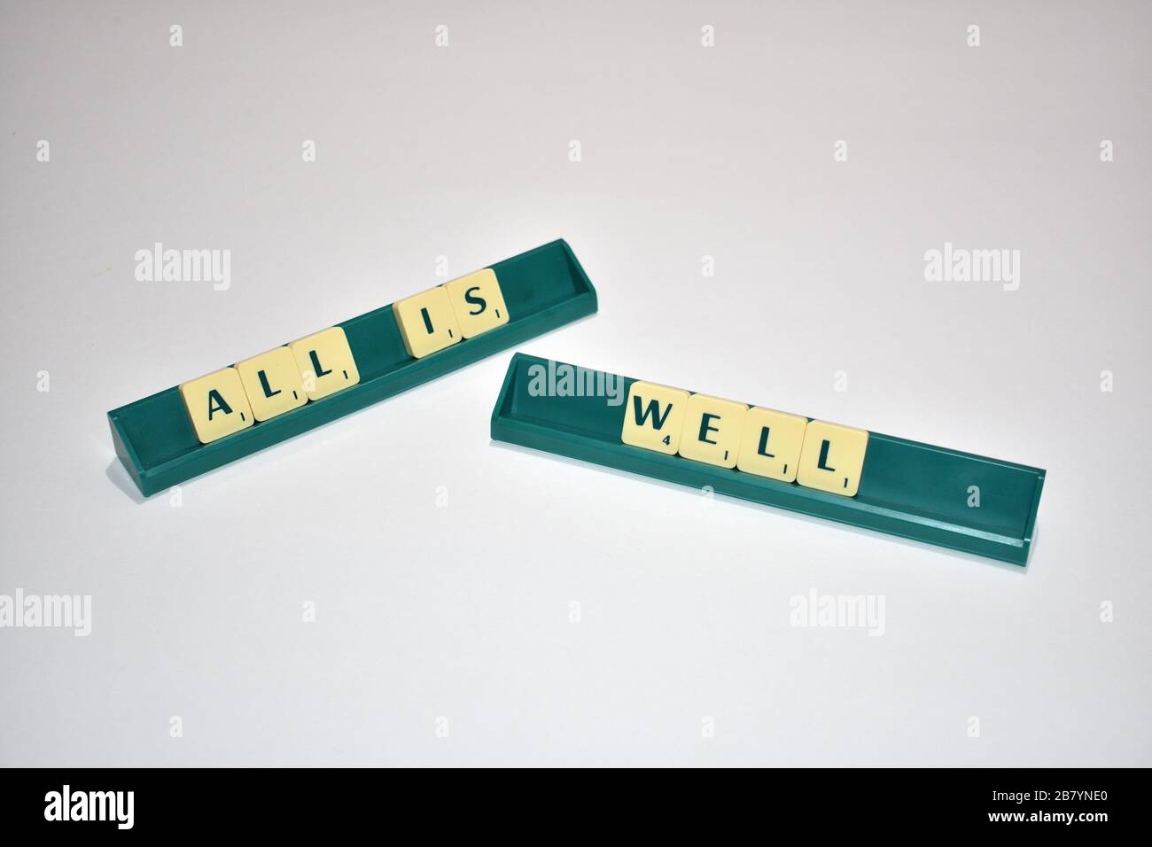 Le tessere Scrabble sono positive. Citazione motivazionale blocchi Scrabble lettere Grigio sfondo citazione di vita indurre alfabeto. Foto Stock