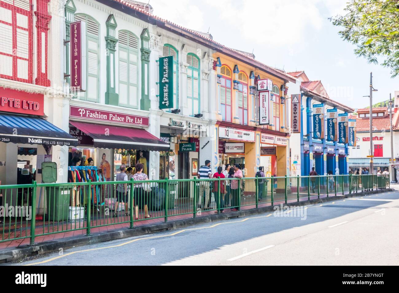 Singapore - 6 Luglio 2019: Fila di botteghe in Little India. Molti degli edifici sono patrimonio storico. Foto Stock