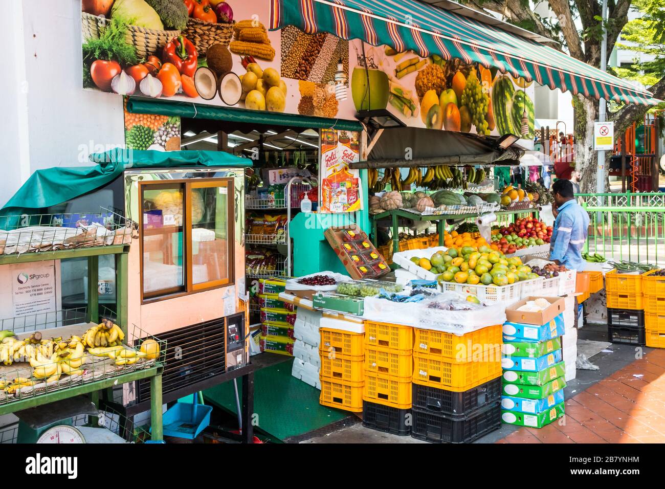 Singapore - 6 Luglio 2019: Negozio di frutta e verdura in Little India. Molti degli edifici sono patrimonio storico. Foto Stock
