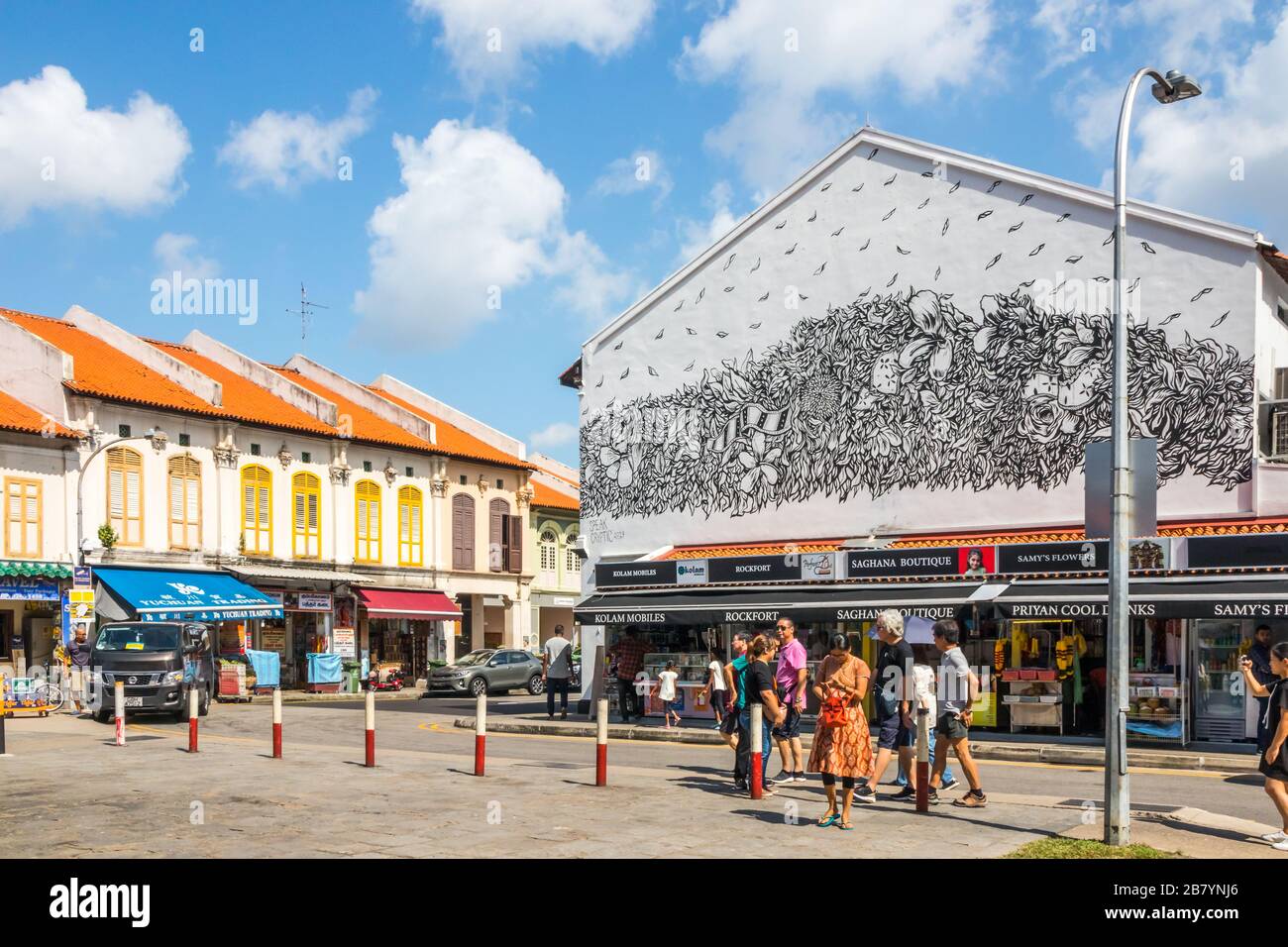 Singapore - 6 Luglio 2019: La gente che acquista in Little India. Molti degli edifici sono patrimonio storico. Foto Stock