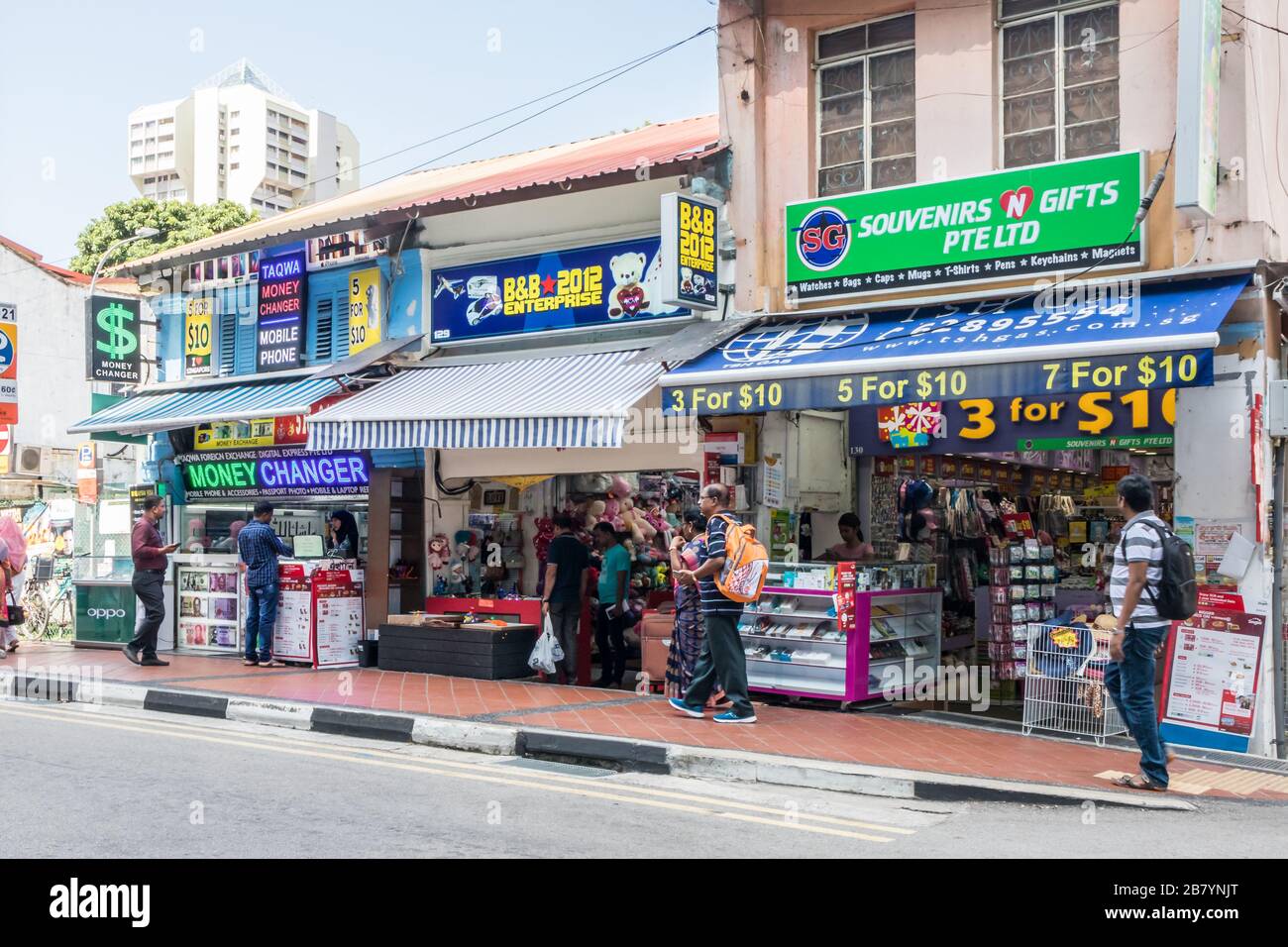 Singapore - 6 Luglio 2019: Fila di botteghe in Little India. Molti degli edifici sono patrimonio storico. Foto Stock