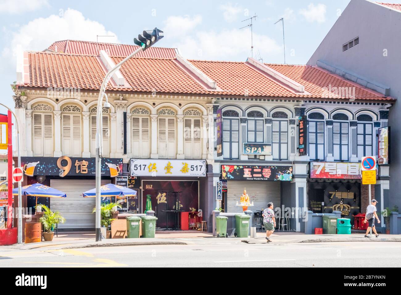 Singapore - 6 Luglio 2019: Fila di botteghe in Little India. Molti degli edifici sono patrimonio storico. Foto Stock