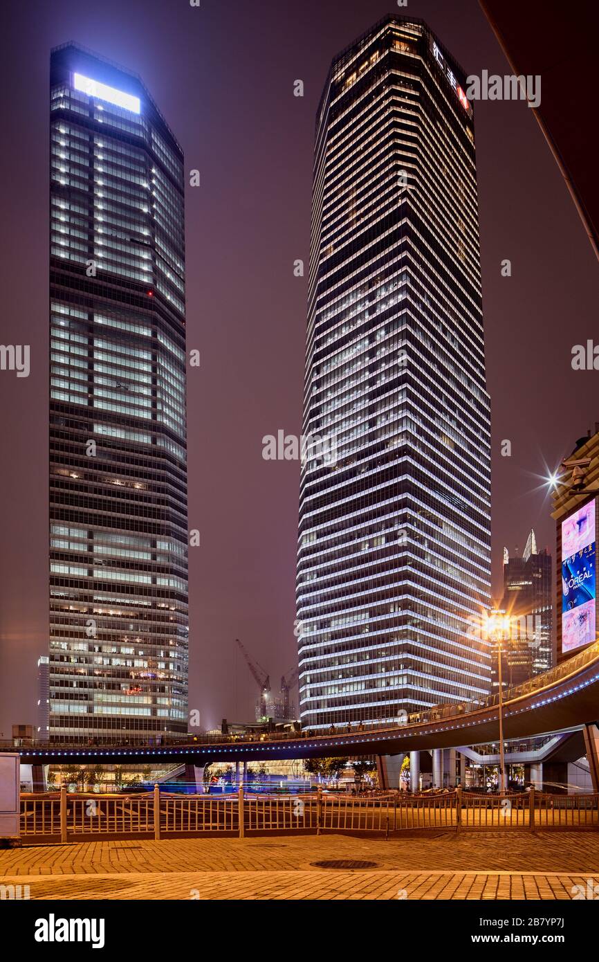 SHANGHAI, CINA - viste notturne delle alte strutture nel distretto di Pudong di Shanghai. Foto Stock