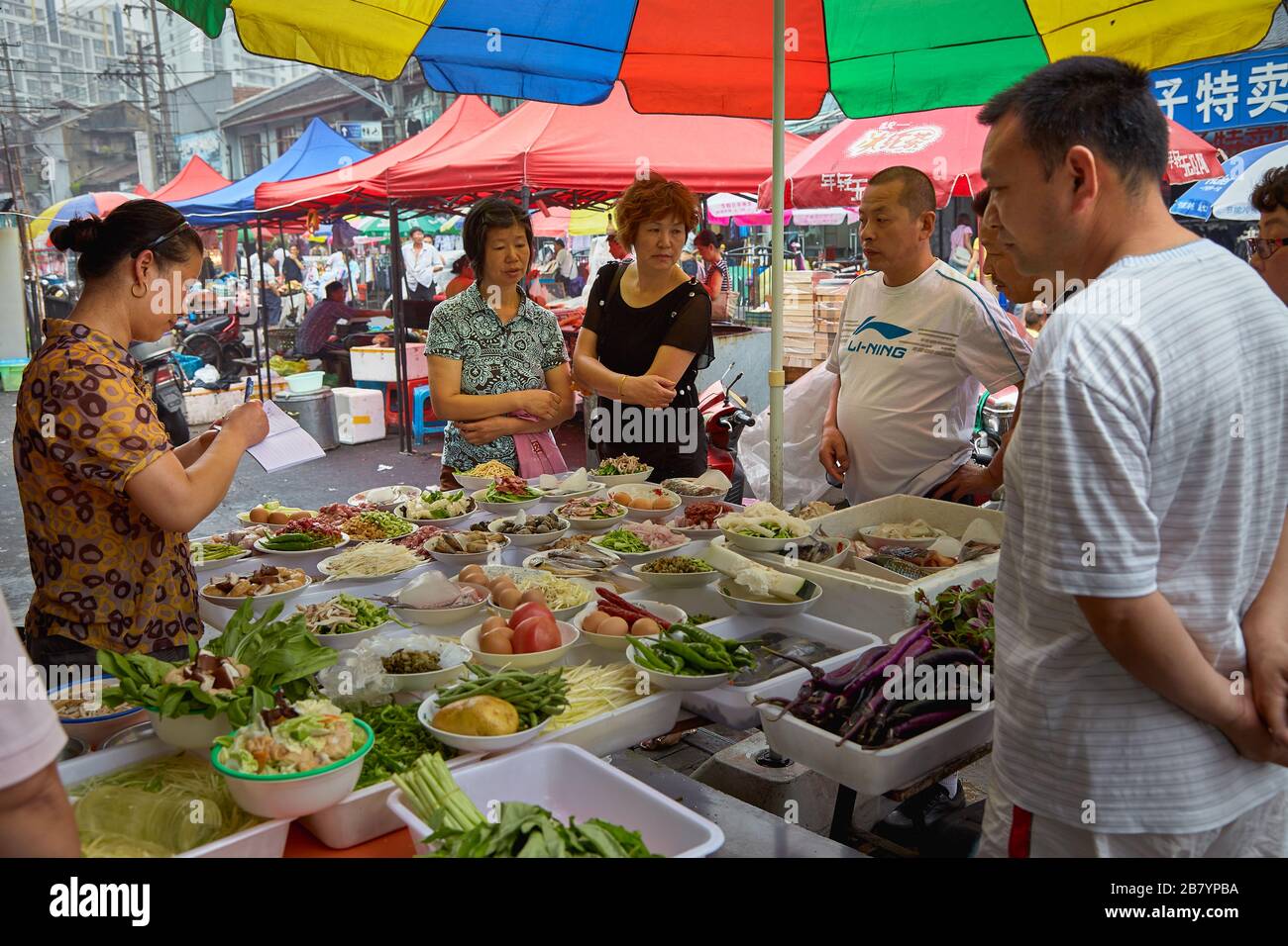 SHANGHAI, CINA - i clienti che effettuano i loro ordini di cibo fuori da un ristorante nella periferia di Shanghai. Foto Stock