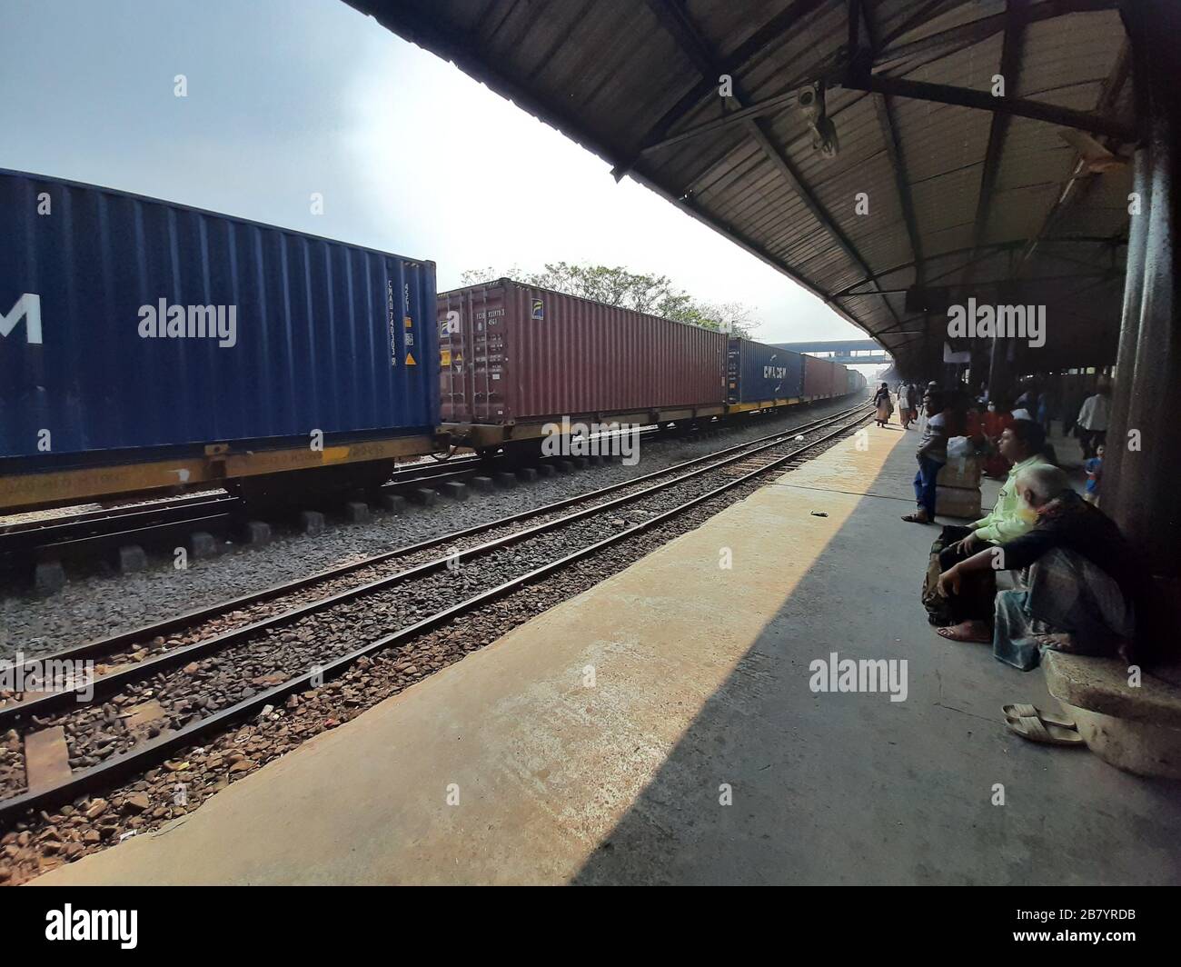 Spedizione di container su treno container a Dhaka, Bangladesh. La ferrovia è il mezzo di trasporto più economico in Bangladesh Foto Stock