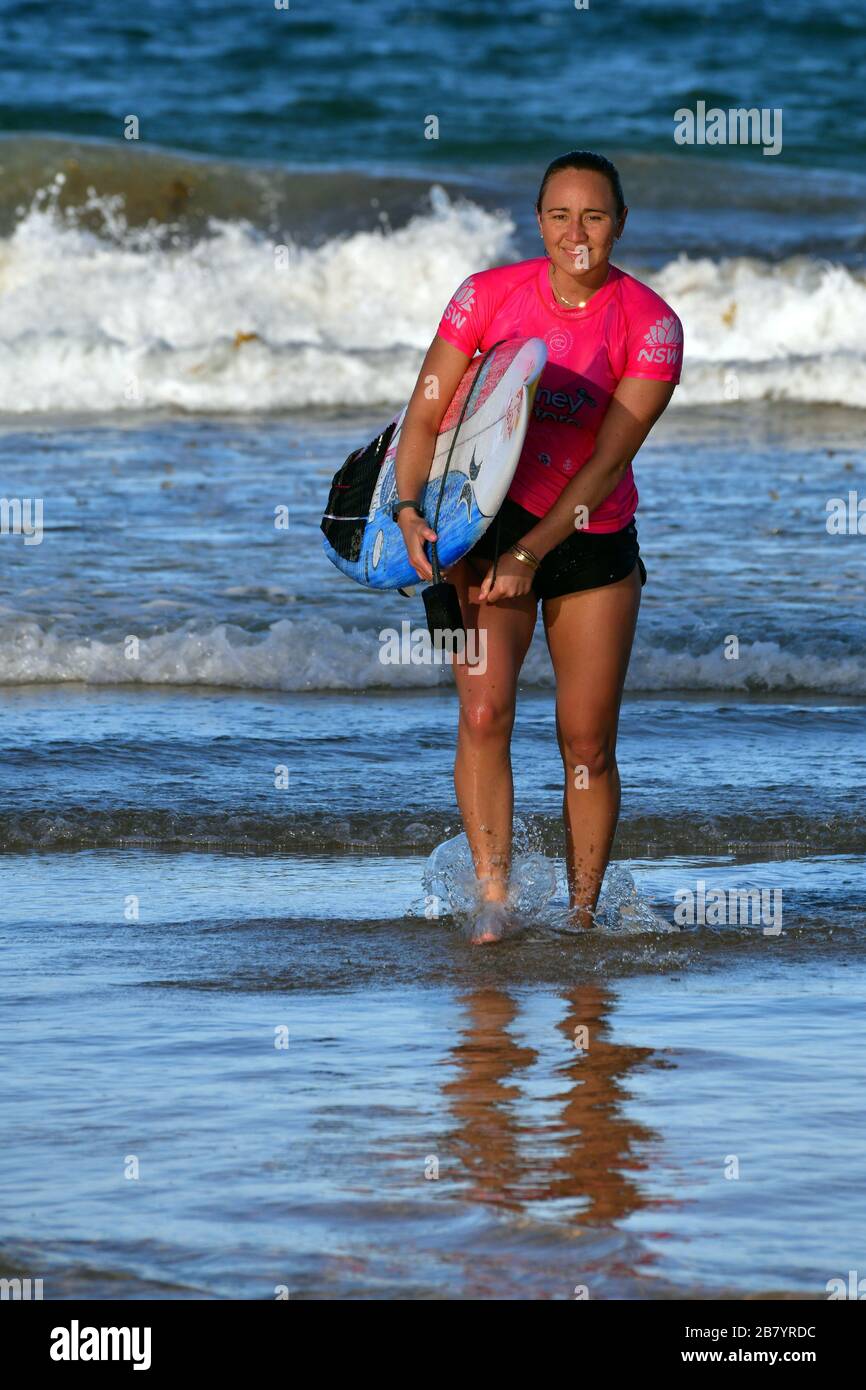 Carissa Moore lascia il surf dopo un caldo di successo del Sydney Surf Pro 2020 Foto Stock