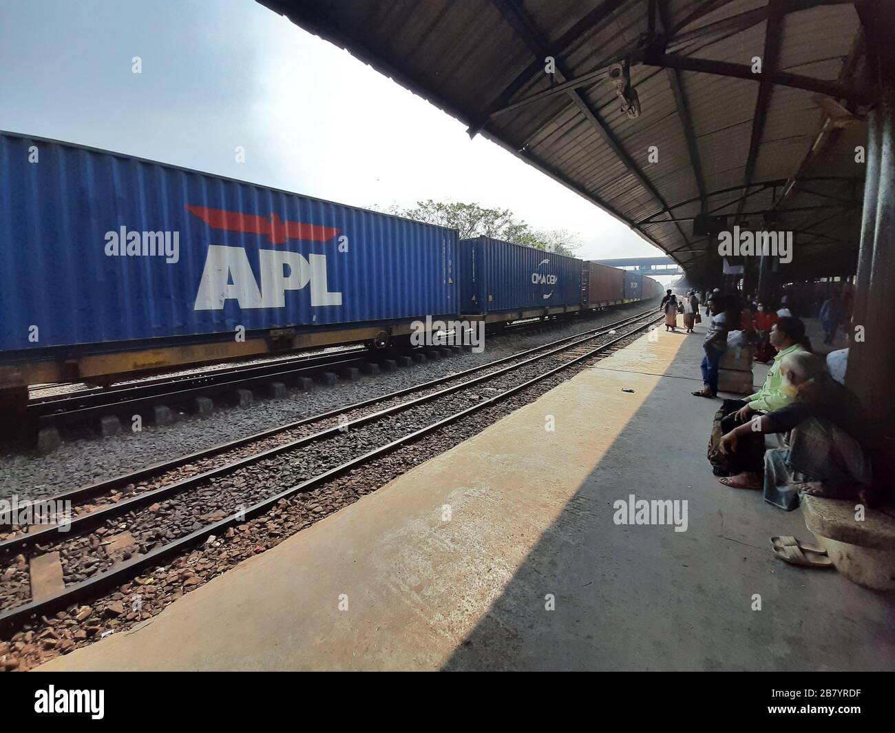 Spedizione di container su treno container a Dhaka, Bangladesh. La ferrovia è il mezzo di trasporto più economico in Bangladesh Foto Stock