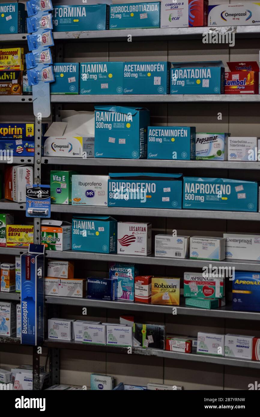 Interno di piccola farmacia locale; Cali, Colombia Foto Stock