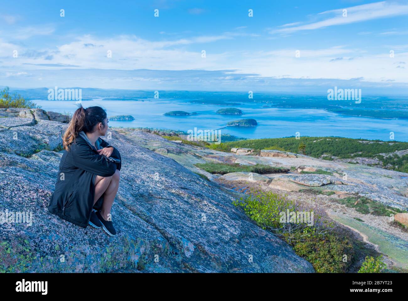 Donna che gode della bella vista delle piccole isole visto dalla montagna Cadillac nel Parco Nazionale di Acadia Maine USA Foto Stock