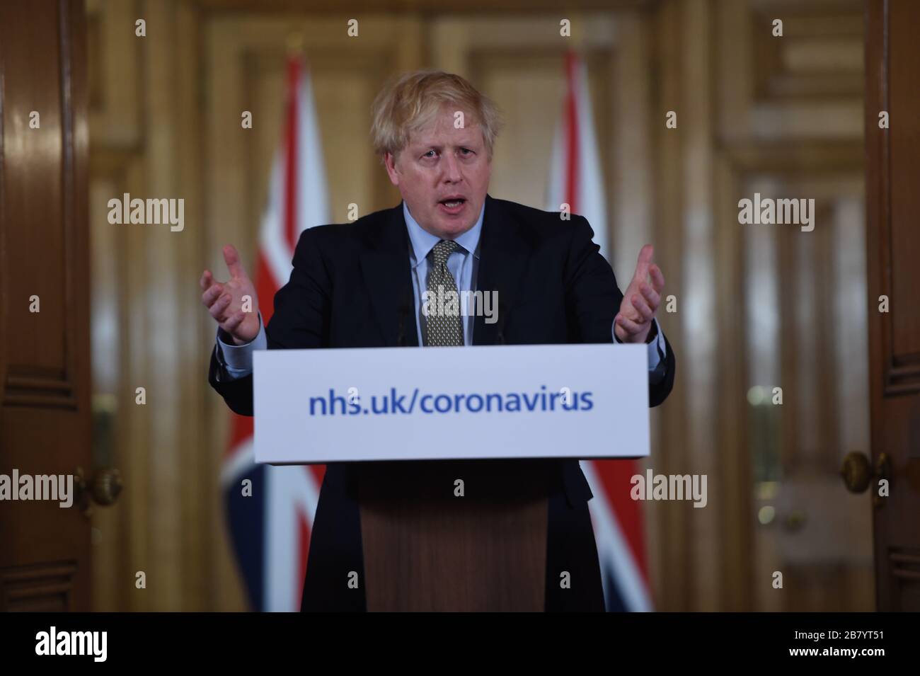 Il primo ministro Boris Johnson ha parlato in occasione di un briefing sui media a Downing Street, Londra, sul coronavirus (COVID-19), mentre l'Inghilterra del NHS ha annunciato che il numero dei decessi per coronavirus aveva raggiunto 104 nel Regno Unito. Foto Stock