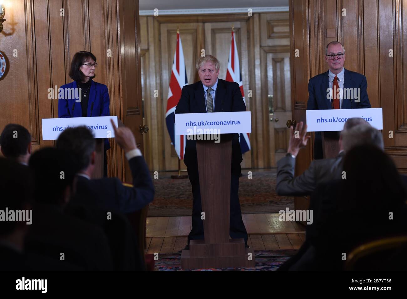 Il primo ministro Boris Johnson ha parlato in occasione di un briefing sui media a Downing Street, Londra, sul coronavirus (COVID-19), mentre l'Inghilterra del NHS ha annunciato che il numero dei decessi per coronavirus aveva raggiunto 104 nel Regno Unito. Foto Stock