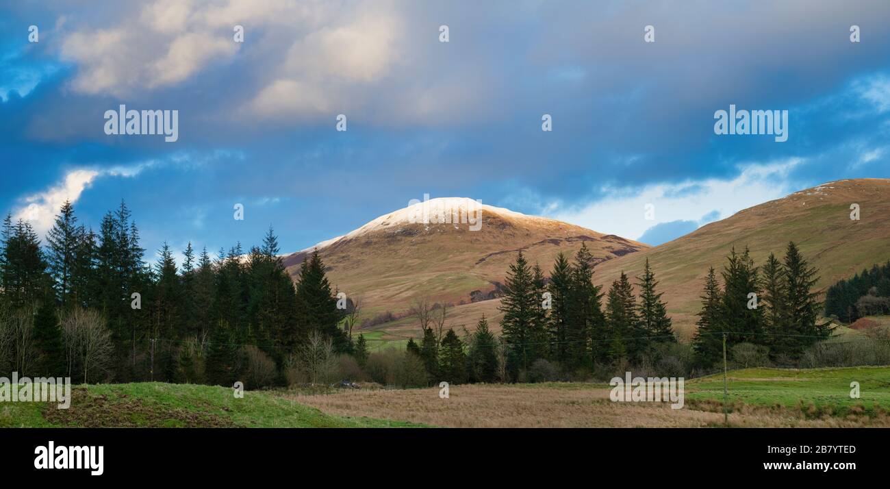 Neve coperta Bodesbeck legge montagna in tardo inverno. Moffat Dale, Dumfries & Galloway, Scozia. Panoramica Foto Stock