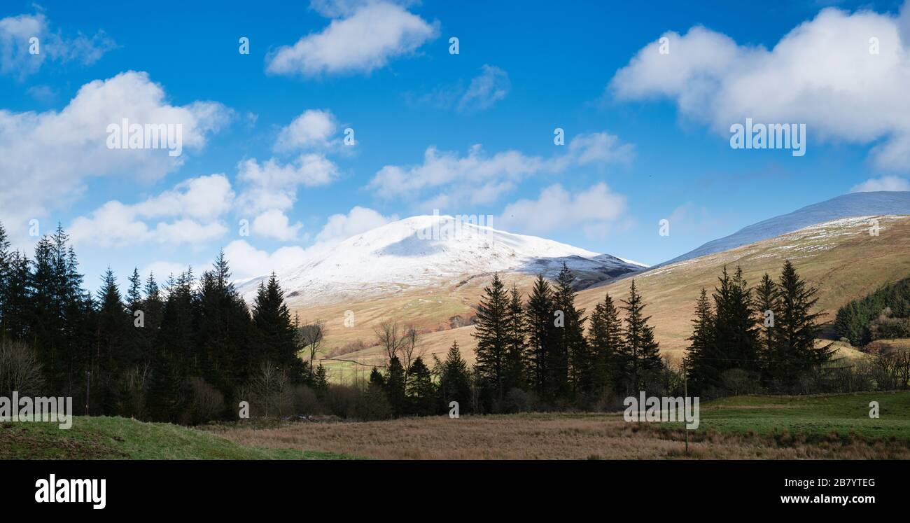 Neve coperta Bodesbeck legge montagna in tardo inverno. Moffat Dale, Dumfries & Galloway, Scozia. Panoramica Foto Stock