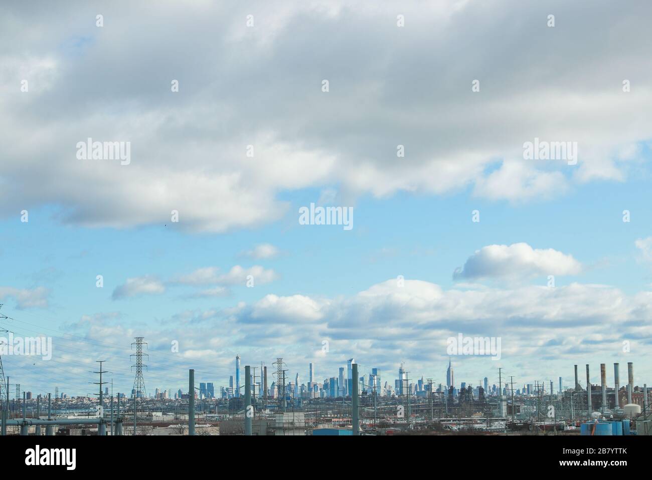 Secaucus, NJ / USA 28 novembre 2019: Una vista dello skyline di Manhattan dall'autostrada i-95 sul lato del New Jersey. Foto Stock