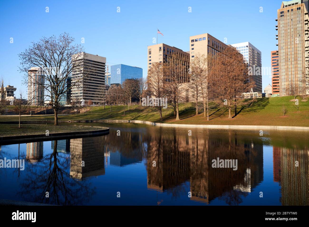 St. Louis Missouri Urban Landscape; Lago con la riflessione degli alberi. Centro St. Louis Park e il Lago Foto Stock